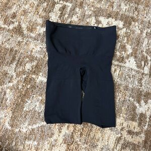 NWOT SKIMS XS SHAPEWEAR